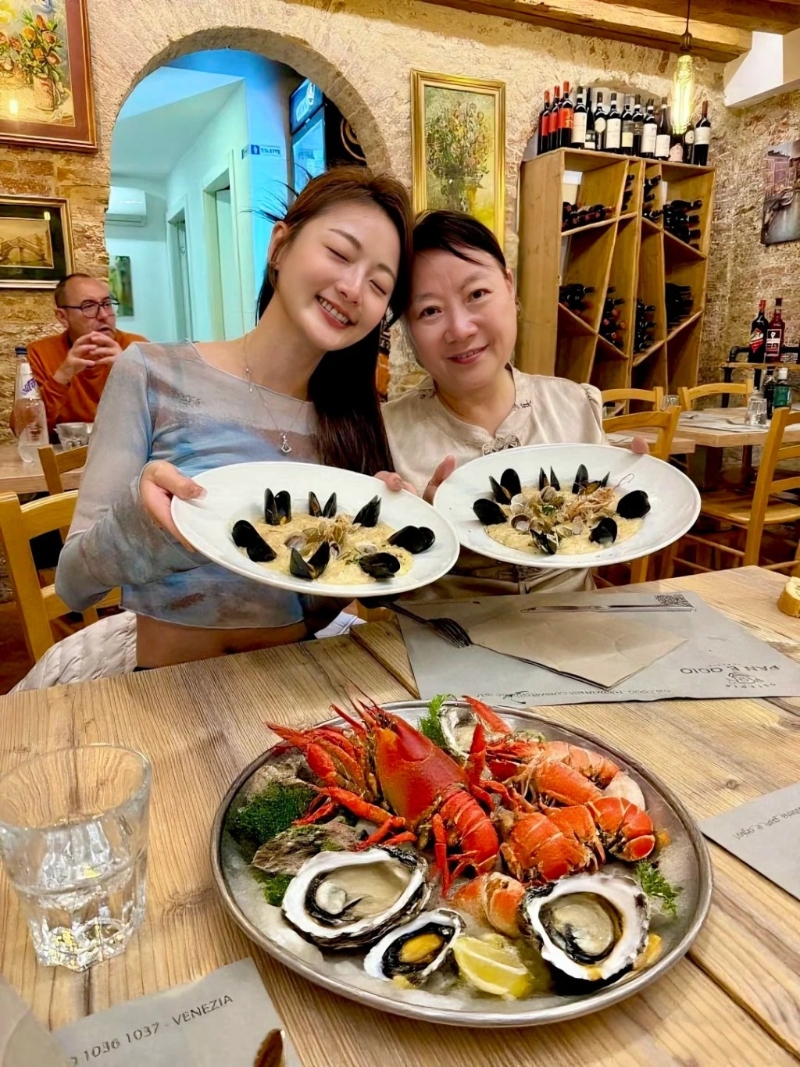 王卓淇现时跟妈妈于欧洲旅行，正身处意大利。